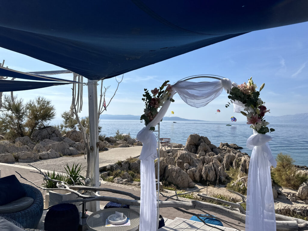 Ślub Chorwacji w wersji klubu plażowego BOHO w Makarskiej