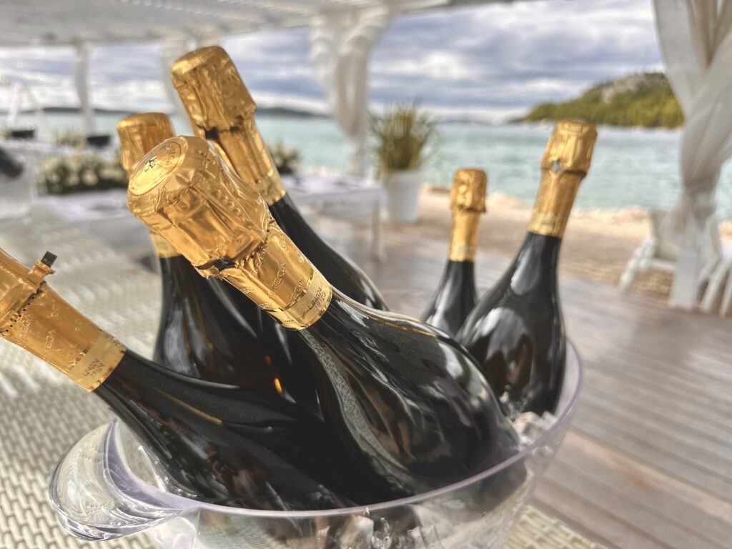 Ślub i wesele w beach clubie obok Primošten