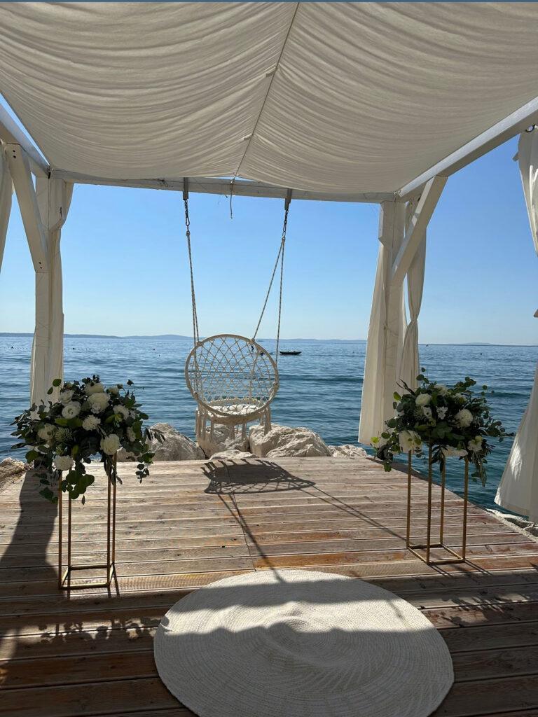 Ślub w Chorwacji w altance nad morzem Podstrana