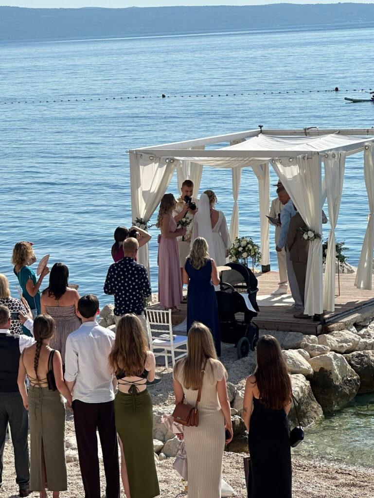 Ślub w Chorwacji w altance nad morzem Podstrana