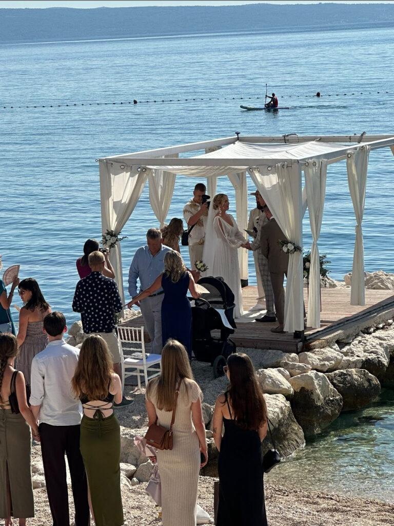 Ślub w Chorwacji w altance nad morzem Podstrana