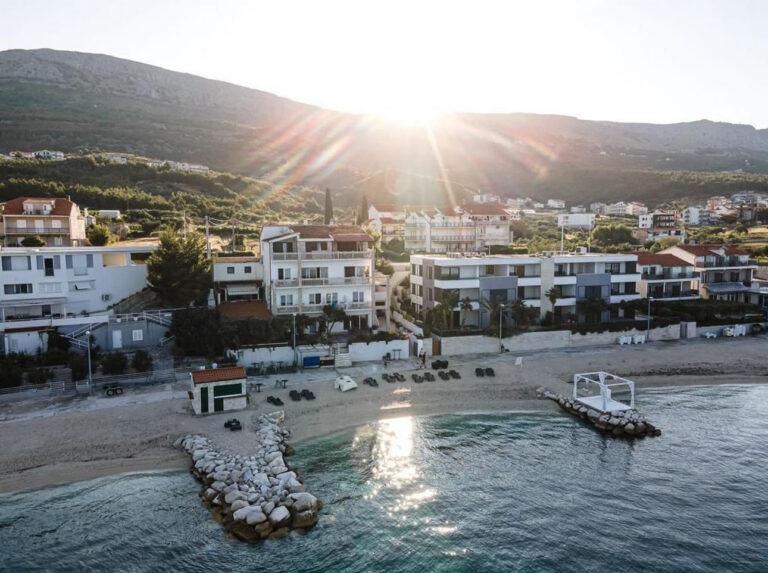 Ślub w Chorwacji w altance nad morzem Podstrana