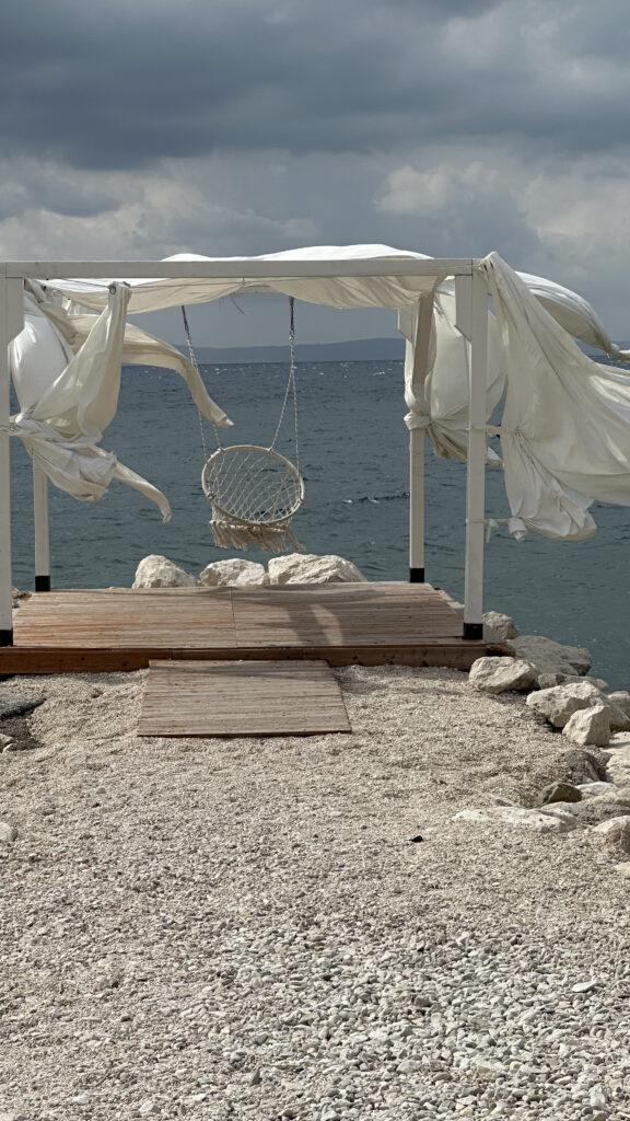 Ślub w Chorwacji w altance nad morzem Podstrana