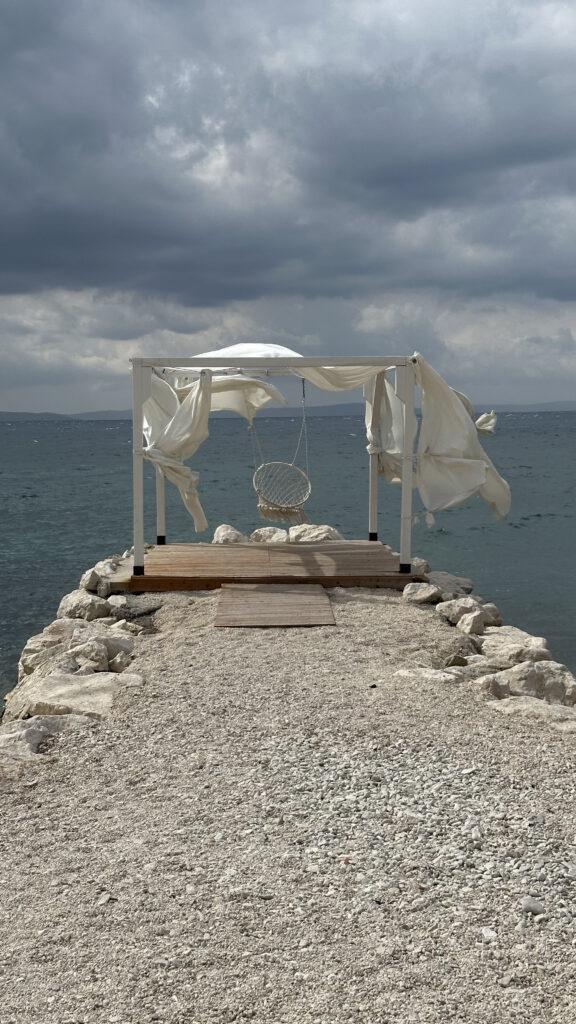 Ślub w Chorwacji w altance nad morzem Podstrana