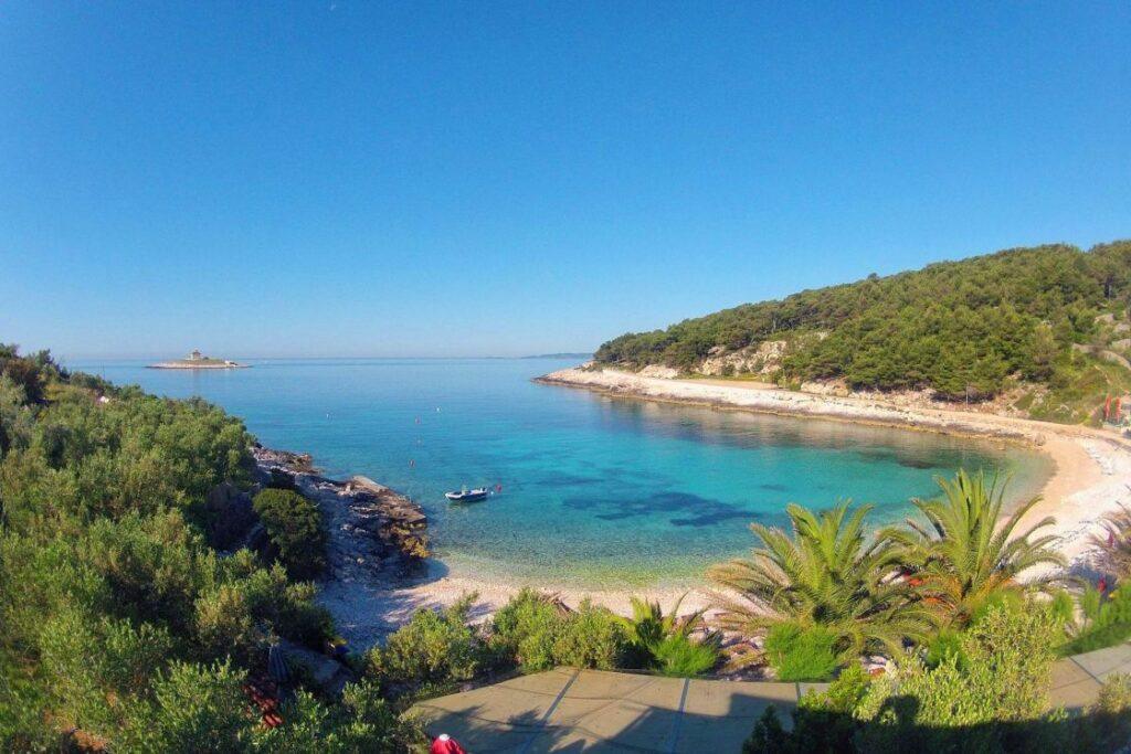 Ślub na Hvar - Malownicza zatoka i stylowy beach bar